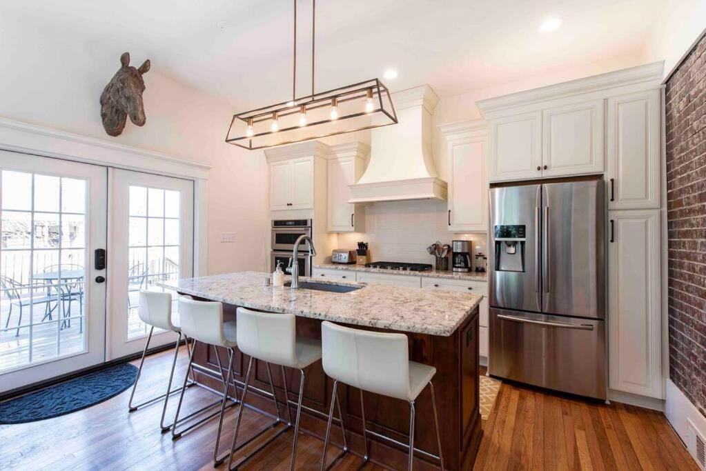 Bourbon Mansion 3 Story Walk To Restaurants Park * Louisville