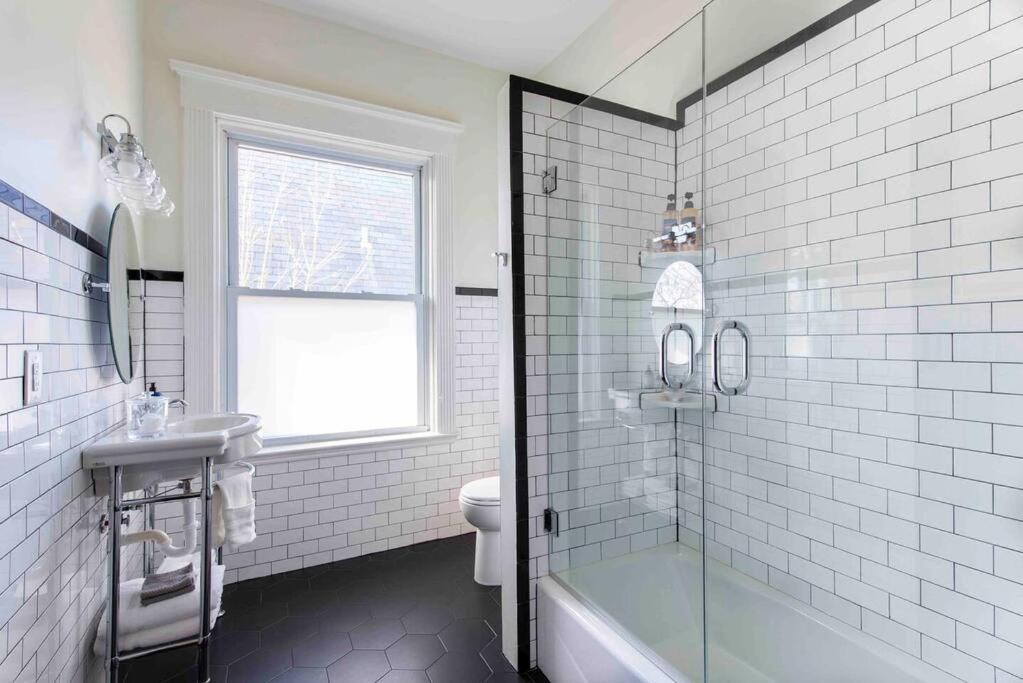 Bourbon Mansion 3 Story Walk To Restaurants Park * Louisville