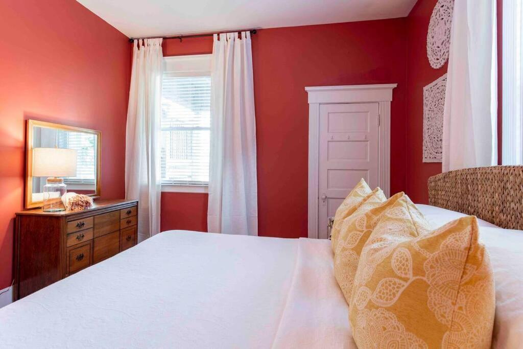 Holiday home Bourbon Mansion 3 Story Walk To Restaurants Park *