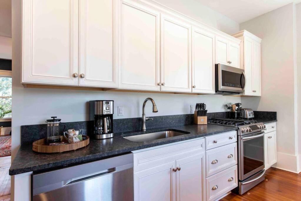Bourbon Mansion 3 Story Walk To Restaurants Park Holiday home Louisville